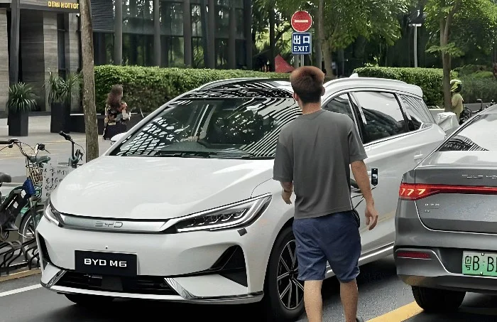 Tampilan Awal Mobil MPV Listrik BYD yang Akan Datang