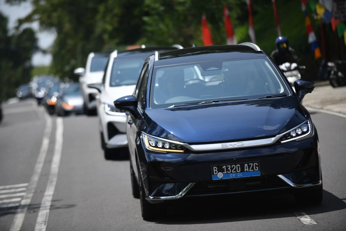 Tren Mobil Listrik 2025: BYD M6 dan Denza D9 Pimpin Penjualan